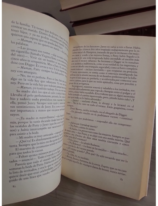 4 Rubias / Four Blondes - Roman en espagnol sur les relations et la vie mondaine