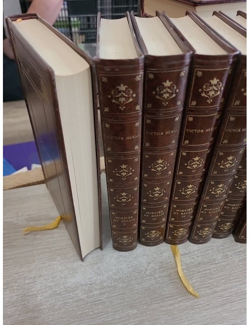 Poésies et essais de Victor Hugo - les 10 premiers tomes sur 28 du Cercle du Bibliophile