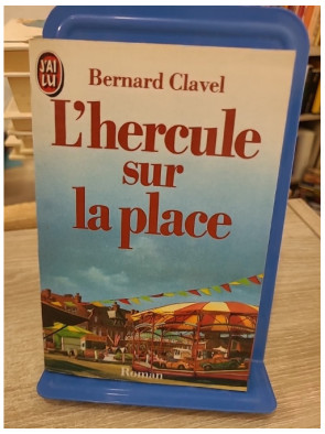 L'Hercule sur la place - roman de vie et portraits d'un village