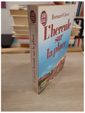 L'Hercule sur la place - roman de vie et portraits d'un village