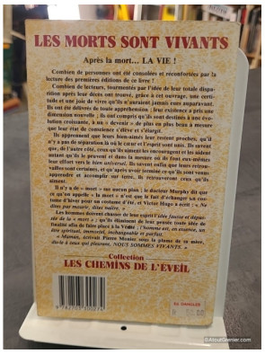 Les Morts Sont Toujours Vivants de Mary Sterling