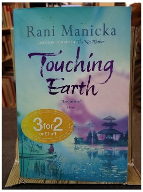 Touching Earth de Rani Manicka