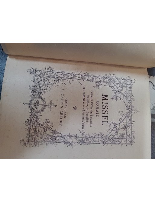 Missel Romain N°121 - Contenant L'Office Des Dimanches, Les Épîtres, Les Évangiles, Les Principales Fêtes De L'Année