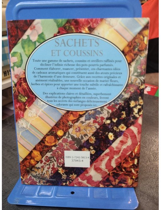 Sachets et coussins, des créations parfumées par Malcolm Hillier.