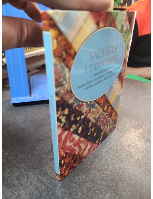 Sachets et coussins, des créations parfumées par Malcolm Hillier.