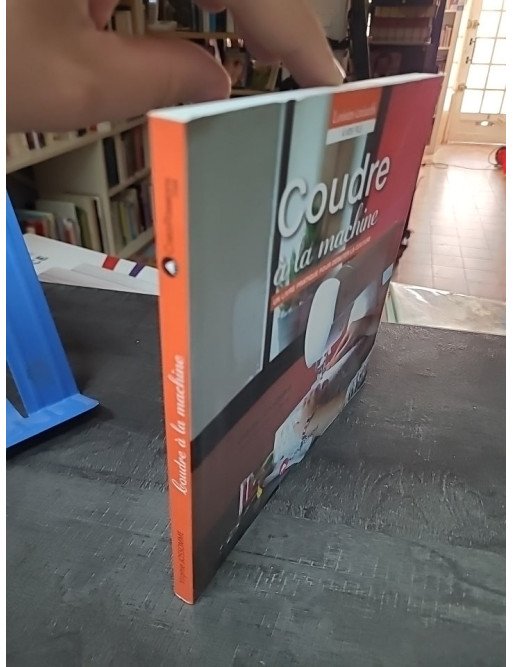 Coudre à la machine : Un livre pratique pour débuter la couture par Virginie JOSSOMME