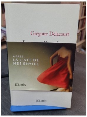 La première chose qu'on regarde par Grégoire Delacourt