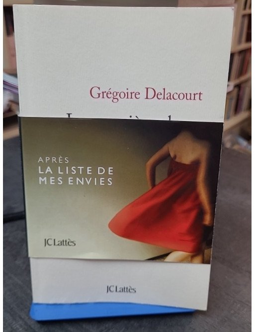 La première chose qu'on regarde par Grégoire Delacourt