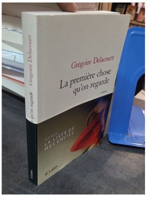 La première chose qu'on regarde par Grégoire Delacourt