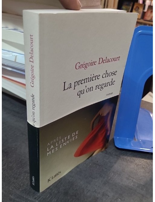 La première chose qu'on regarde par Grégoire Delacourt