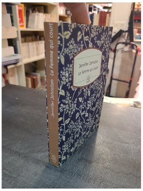 La Femme qui court par Jennifer Johnston - Un roman poignant sur un secret d'enfance et la quête de liberté