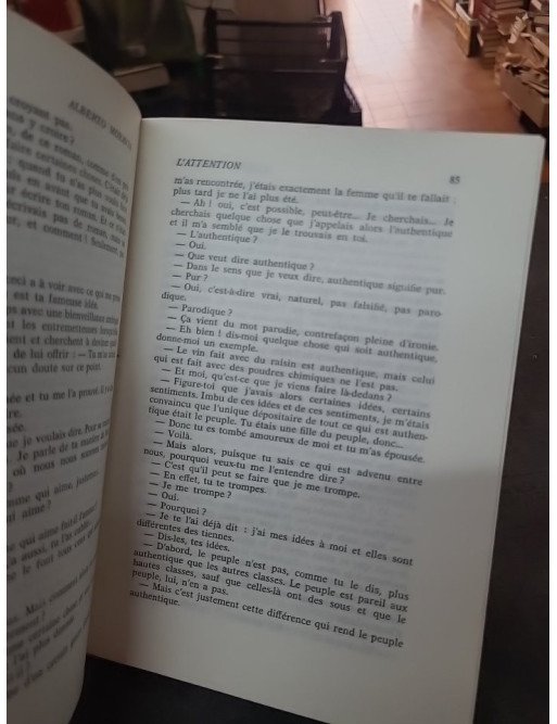 L'Attention d'Alberto Moravia : Analyse et résumé du roman classique