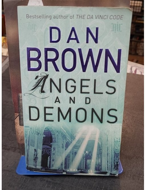 Angels and Demons par Dan Brown, le best-seller du Da Vinci Code