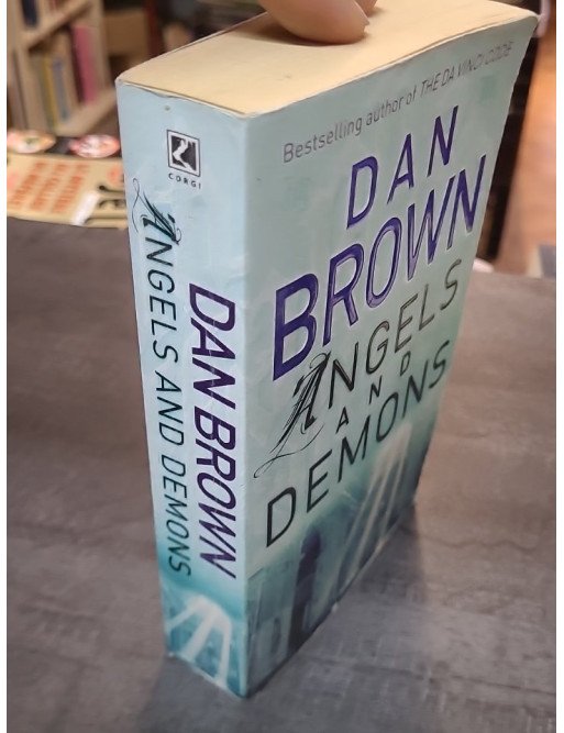 Angels and Demons par Dan Brown, le best-seller du Da Vinci Code