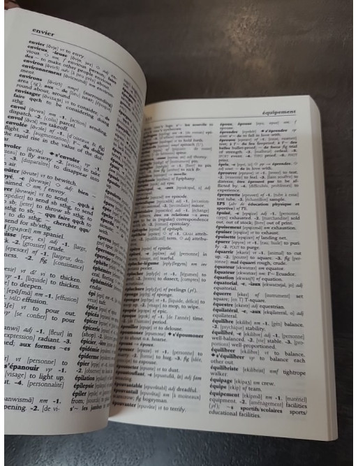 Larousse de poche français-anglais : un dictionnaire bilingue essentiel pour voyager et apprendre la langue