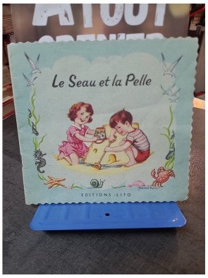 Le Seau Et La Pelle. - Livre pour enfants illustré par COLLECTIF