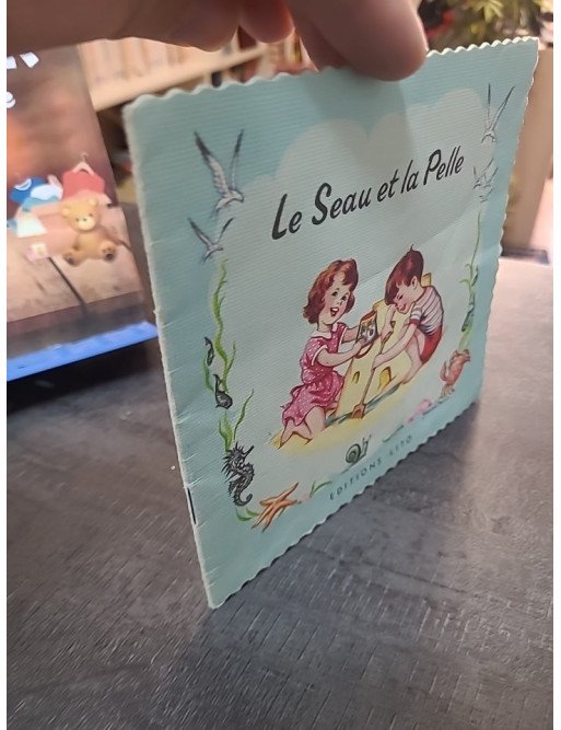 Le Seau Et La Pelle. - Livre pour enfants illustré par COLLECTIF