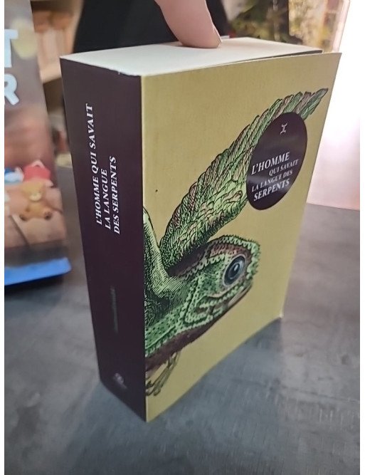 L'Homme qui savait la langue des serpents : un roman estonien de Andrus Kivirähk, fable satirique et fantastique