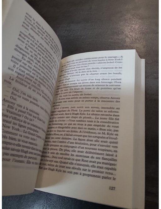 Sous le signe des Gémeaux de Rosamunde Pilcher : L'échange d'identité entre deux sœurs jumelles