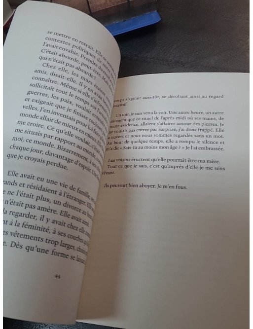 La bouée : Récits et nouvelles sur le temps, l'absurde et la résilience par Natacha Andriamirado