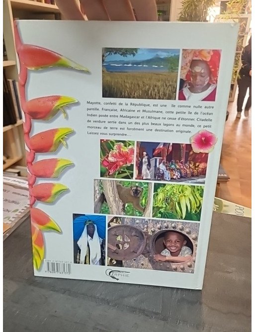 Mayotte, l'île au lagon : guide illustré de l'île aux parfums par François Perrin et Gilles Nourault