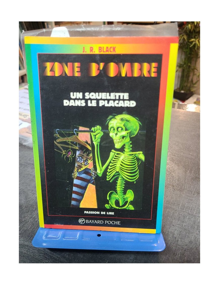 Un Squelette Dans Le Placard - Roman Jeunesse Mystère Zone d'ombre par J-R Black