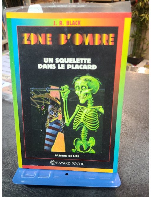 Un Squelette Dans Le Placard - Roman Jeunesse Mystère Zone d'ombre par J-R Black