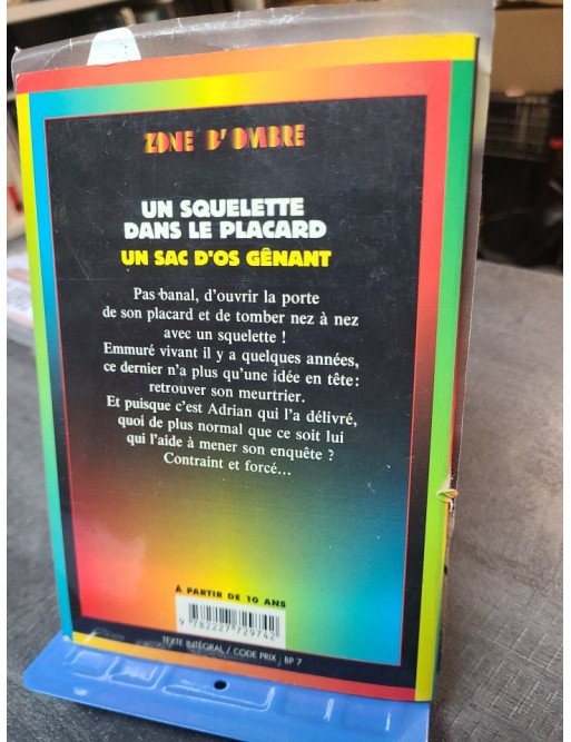 Un Squelette Dans Le Placard - Roman Jeunesse Mystère Zone d'ombre par J-R Black