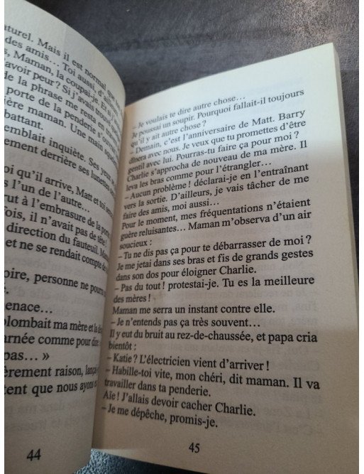 Un Squelette Dans Le Placard - Roman Jeunesse Mystère Zone d'ombre par J-R Black
