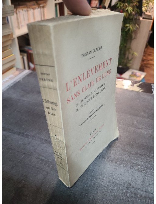 L'Enlèvement sans clair de lune de Tristan Derème : roman d'amour et de fantaisie de l'entre-deux-guerres.