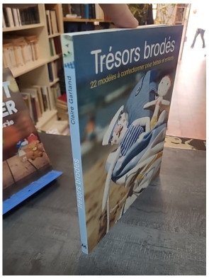 Trésors brodés - 22 Modèles à confectionner pour bébés et enfants par Claire Garland
