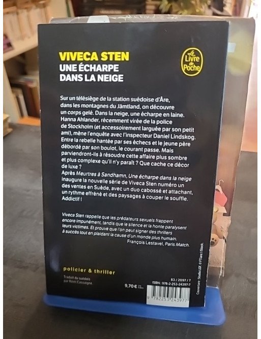 Une écharpe dans la neige - Viveca Sten