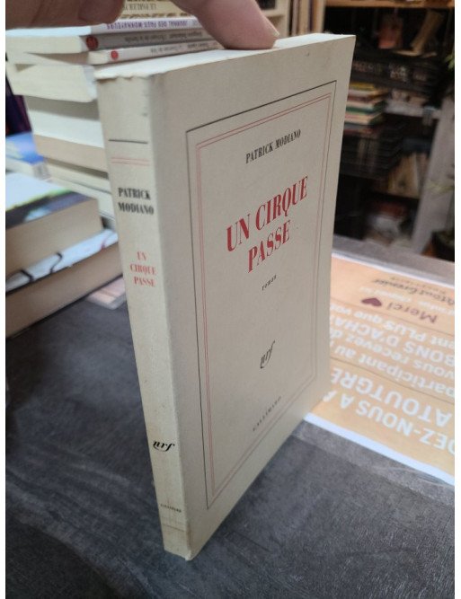 Un cirque passe – Patrick Modiano