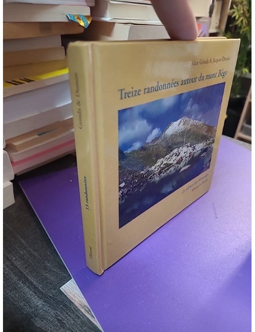 Treize randonnées autour du mont Bégo ou Le silence des Merveilles de Alain Grinda et Jacques Drouin