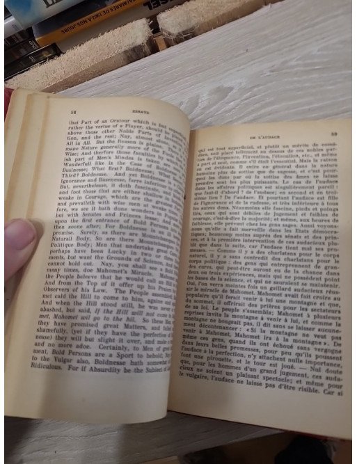 Essais. Traduits avec une introduction par Maurice Castelain