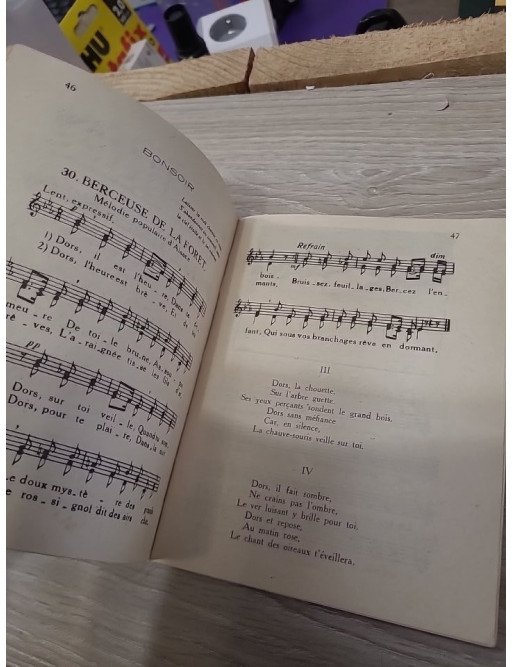 De Tous Les Coins Du Monde - Chansons - La Maison De L’Éclaireuse