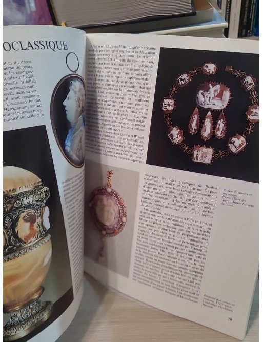 Antiquites & Objets D Art N° 12 : Camees Et Coraux Collectif