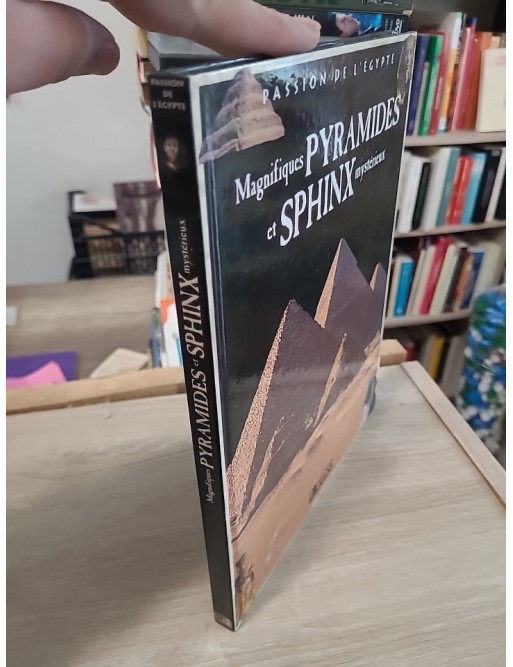 Magnifiques pyramides et sphinx mystérieux