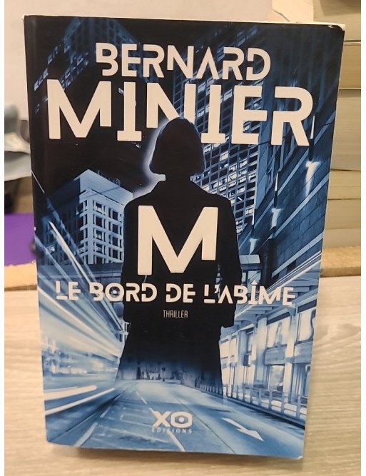 M, le bord de l'abîme - Thriller technologique à Hong Kong