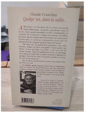Quelqu'un dans la vallée - Roman de Claude Courchay