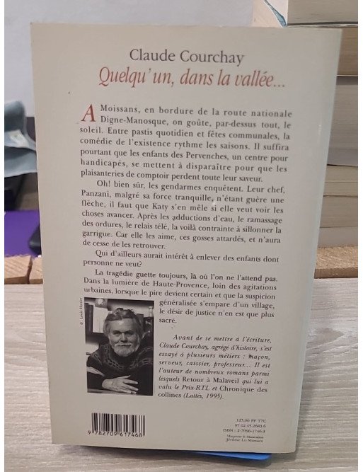 Quelqu'un dans la vallée - Roman de Claude Courchay