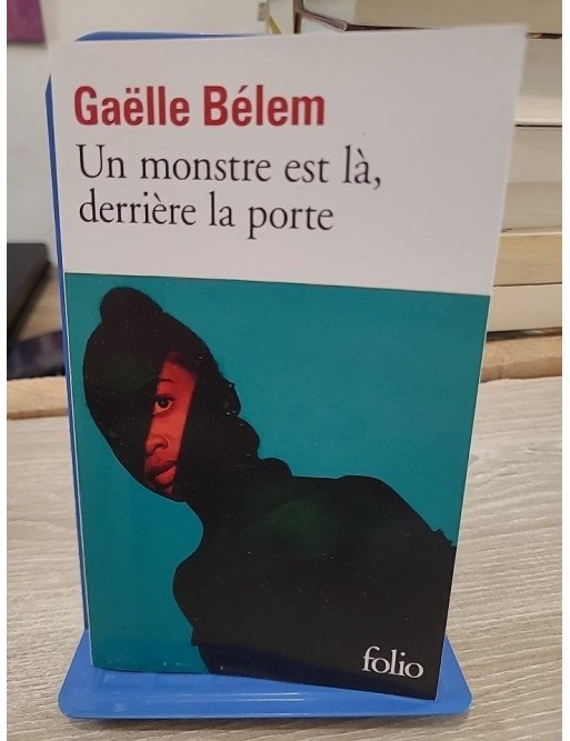 Un monstre est là, derrière la porte