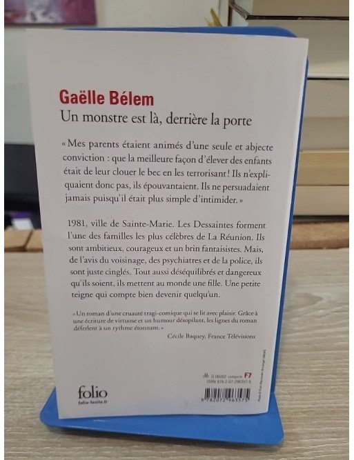 Un monstre est là, derrière la porte